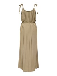 Robe maxi beige sans manches avec des bretelles à nouer réglables, un corsage froncé et une ceinture tressée à la taille.