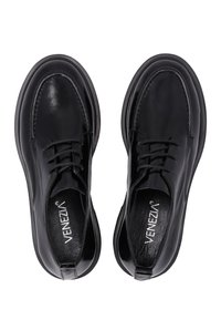 Schwarze Lederdressschuhe mit abgerundeter Spitze, Schnürsenkeln und glatter Oberfläche. Das Innere verfügt über ein strukturiertes Futter und eine gepolsterte Sohle.