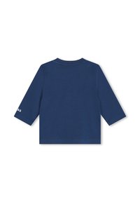 Navyblauw langslievend T-shirt van zachte stof, met een ronde hals en ribbelstructuur, met het woord "ESS" op de linker mouw gedrukt.