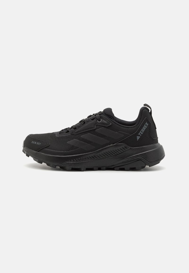 Czarne buty sportowe z fakturowaną syntetyczną cholewką, sznurowaniem, grubą gumową podeszwą oraz dyskretnymi akcentami logo po bokach i na pięcie.