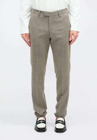 Upravené šedé kalhoty s texturovanou tkaninou, slim fit a jemným kostkovaným vzorem. Obsahují poutka na opasek a mají lesklý povrch.