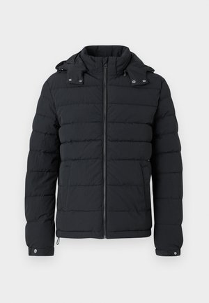 Schwarze Daunenjacke mit Reißverschluss vorne, hohem Kragen und verstellbarem Kapuze. Horizontal gestepptes Muster und Druckknopfverschlüsse an den Ärmeln.