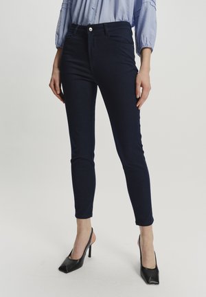 - Jeansy Slim Fit