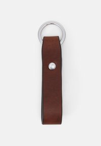 Porte-clés en cuir marron avec une texture lisse, présentant un anneau en métal argenté et un détail bouton, au design plat et aux bords arrondis.