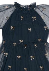 Rochie din tul bleumarin cu mâneci scurte tip puff, decolteu plisat și broderie cu fundițe aurii. Material neted cu textură semi-transparentă.