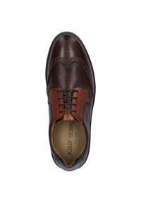 Braune Leder-Dressschuhe mit glatter Oberfläche, Wingtips-Design, durchbrochenen Details und einem zweifarbigen Farbschema in Dunkel- und Hellbraun.