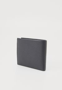 Portafoglio in pelle nera con superficie strutturata, forma rettangolare e design a doppia piega. Nessuna ferramenta visibile o motivi.