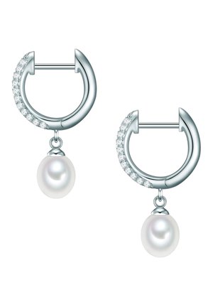 Boucles d'oreilles huggie en métal argenté avec des accents en zircon cubique et une perle blanche suspendue. Forme ronde, texture lisse et finition polie.