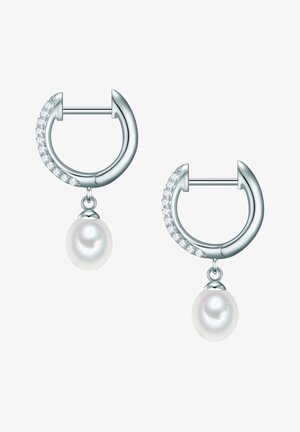 Boucles d'oreilles huggie en métal argenté avec des accents en zircon cubique et une perle blanche suspendue. Forme ronde, texture lisse et finition polie.