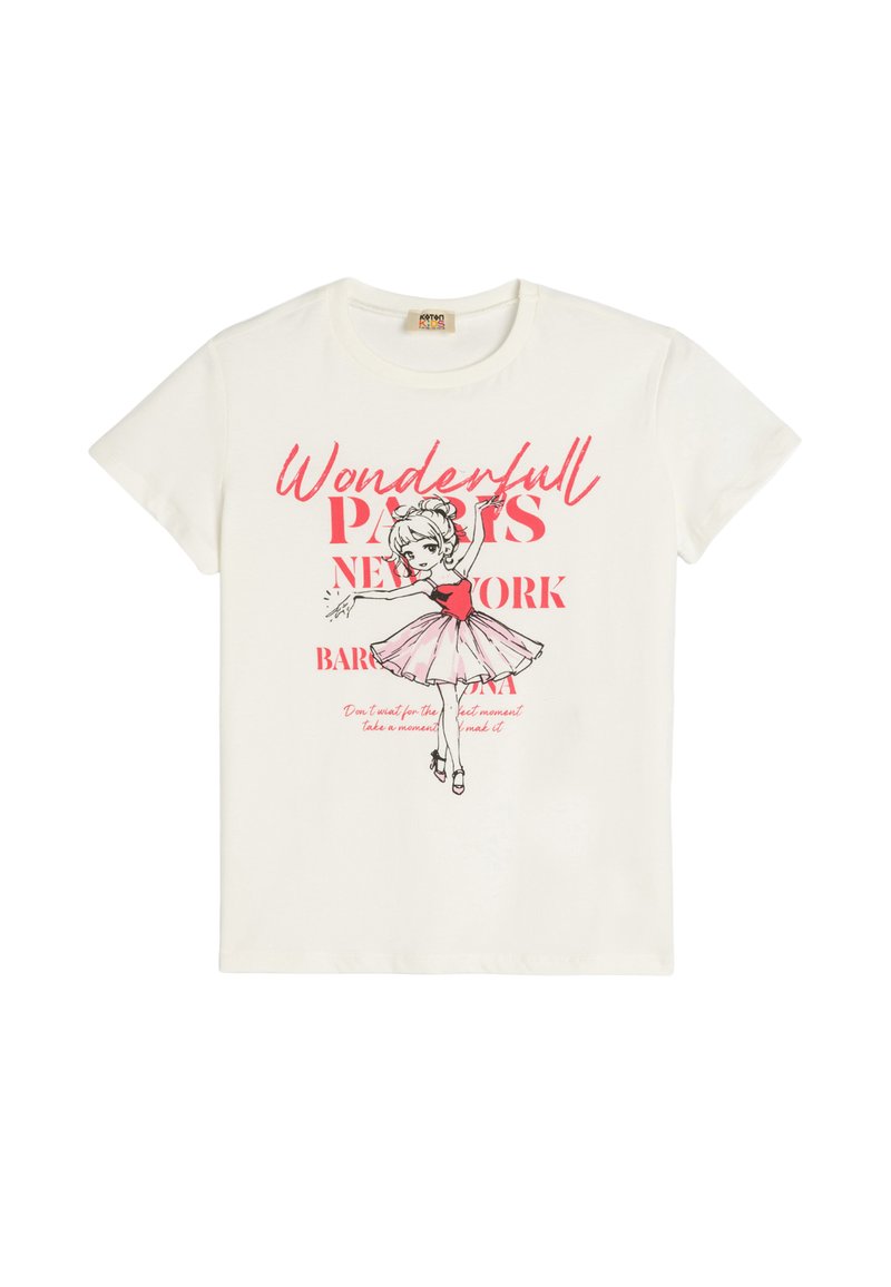 Camiseta de algodón color crema con un estampado gráfico de una bailarina y texto en rosa, con mangas cortas y cuello redondo.