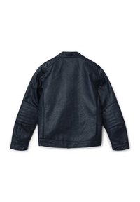 Granatowa skórzana kurtka o gładkiej teksturze, z okrągłym kołnierzem, pikowanymi detalami na rękawach oraz smukłym krojem.