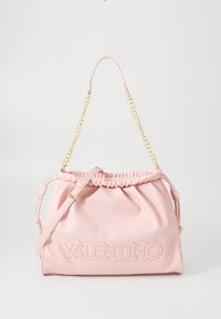 Světle růžová kožená kabelka s šňůrkovým víkem, zlatým řetízkem na rameno a embosovaným logem "VALENTINO" na přední straně.