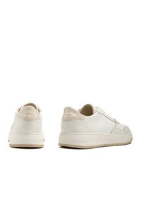 Białe skórzane trampki z teksturowanymi panelami, gładkimi akcentami, grubą podeszwą i wyściełanym kołnierzem. Zawierają tonalne przeszycia i sznurowanie.