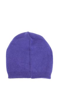 Cappello di lana viola con design senza cuciture, bordo a coste e texture liscia, caratterizzato da una parte superiore arrotondata e senza decorazioni visibili.
