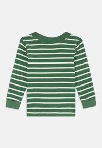 Langärmliges grünes Shirt mit weißen horizontalen Streifen, rundem Halsausschnitt und umschlagenen Ärmeln. Hergestellt aus einem weichen, dehnbaren Material.
