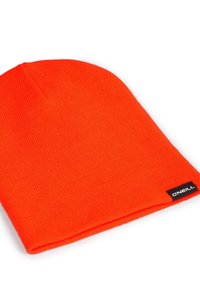 Cappello in maglia arancione elasticizzato con design aderente, caratterizzato da un'etichetta nera con il nome del marchio "O'Neill" attaccata al bordo inferiore.