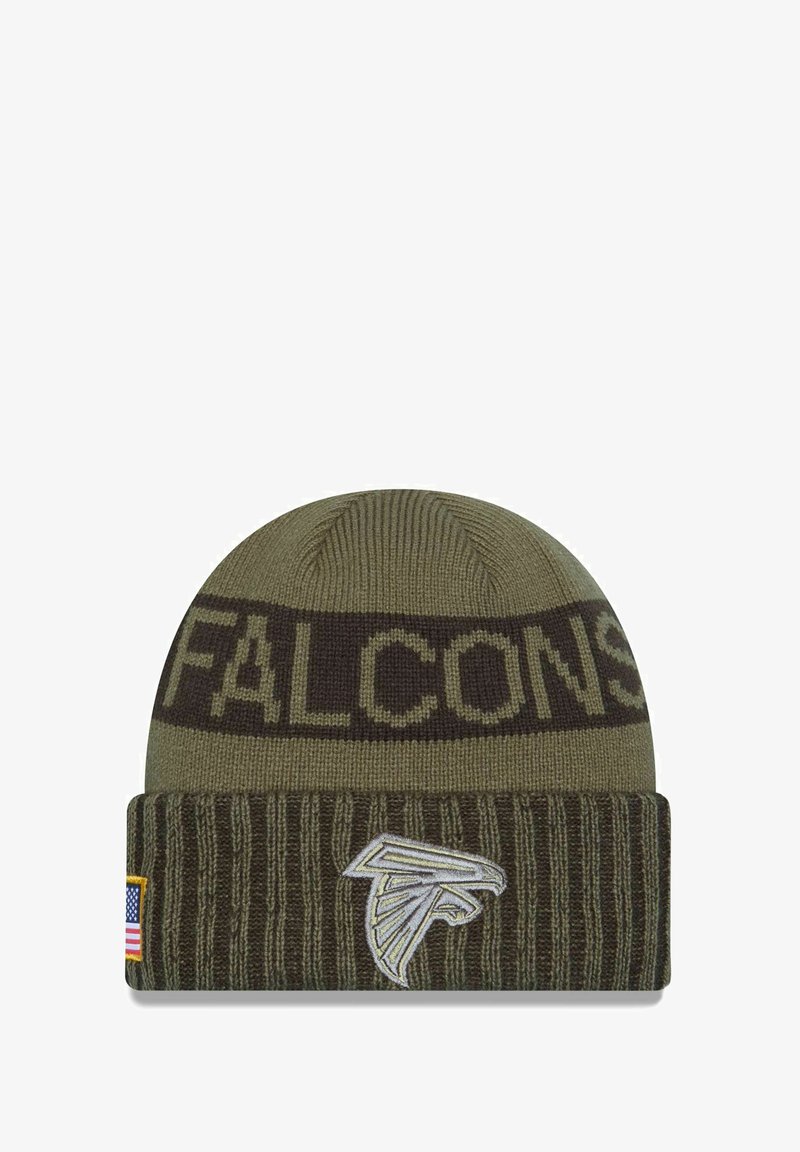 Bonnet en tricot olive avec un revers marron foncé. Présente le texte "FALCONS" et un logo brodé d'un faucon sur le devant. Détail du drapeau américain.