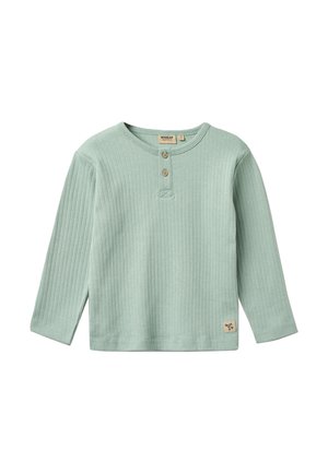 Hellgrünes, geripptes Langarmshirt mit zwei Holzknöpfen und einem kleinen Markenschild nahe dem Saum.