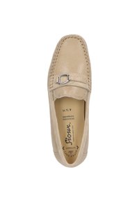 Beige moccasin schoen met een textuur oppervlak, stiksels details en een zilveren gesp accent. Zachte binnenvoering en platte zool.