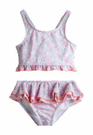 Dámske dvojdielne plavky s ružovo-fialovým kvetinovým vzorom, vrchný diel na tankový štýl a volánové spodky s oranžovým lemom na bielom pozadí.