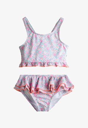 Costum de baie pentru fete din două piese, cu imprimeu floral roz și mov, top tip maieu și pantaloni scurți cu volane și margine portocalie pe fundal alb.
