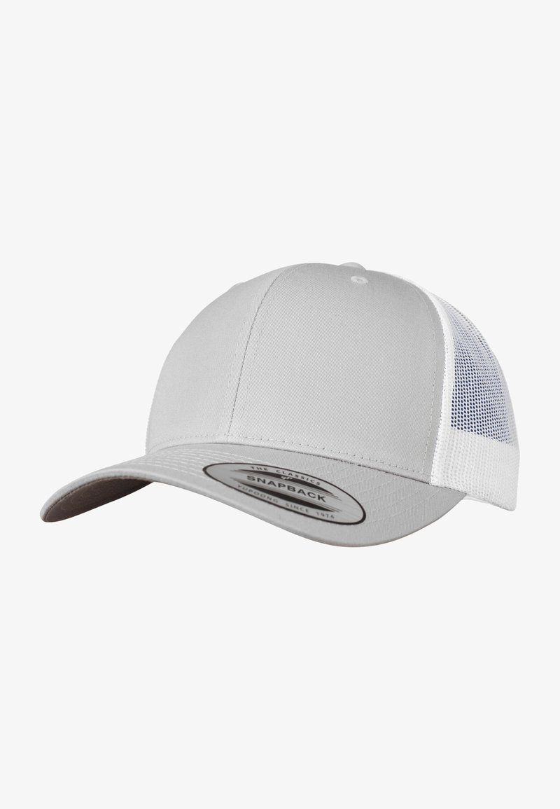 Grå snapback-cap med en solid stoffront og en meshbag. Buet skygge, rund logo-patch på fronten og justerbar rem bagpå.