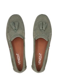 Grüne Wildleder-Lederschuhe mit Quaste, gesteppten Details und einer braunen Innensohle mit dem Markennamen "Venezia."
