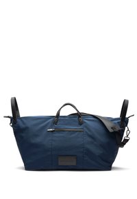 Borsa da viaggio blu navy realizzata in tessuto resistente con dettagli in pelle nera, tasca con zip, doppi manici e tracolla regolabile.