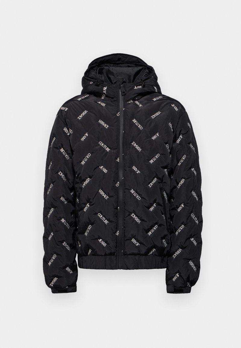 Chaqueta acolchada negra con cierre frontal y capucha, que presenta un patrón de logotipos blancos que se repiten. Las muñecas y el dobladillo elásticos ofrecen un ajuste ceñido.