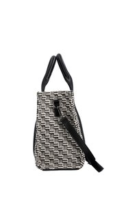 Petit sac à main avec motif tissé noir et blanc, poignées noires rembourrées et bandoulière noire amovible suspendue sur le côté.