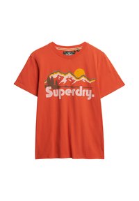 Orange bomulds T-shirt med grafik af en bjerg og sol. "Superdry" logo trykt i hvid. Korte ærmer og klassisk crew neckline.