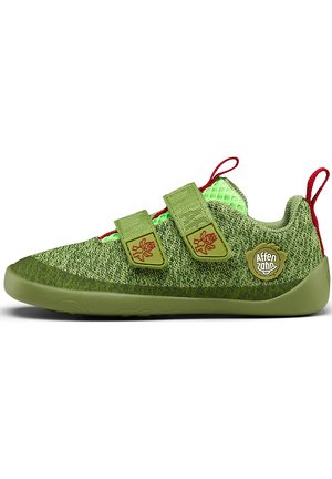 Grüner Kletterschuh mit einem strukturierten Mesh-Obermaterial, doppelten Velcro-Riemen, roten Akzenten und einer Gummisohle mit einem gemusterten Profil.