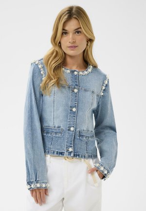 Lysblå denimjakke med perleaccents på skuldre og manchetter, med knaplukning, to forlommer og en cropped pasform.