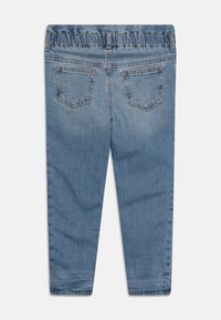 Světle modré denimové kalhoty s elastickým pasem, dvěma zadními kapsami a rovně střiženými nohavicemi, zobrazené zezadu na bílém pozadí.