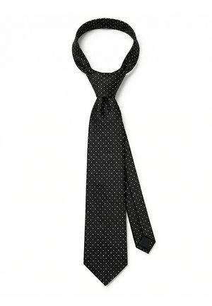 Musta silkkisolmuke, jossa on pieniä valkoisia pilkkuja, sidottu klassiseen solmuun, tasaisena valkoisella taustalla.