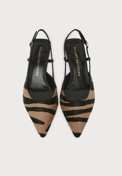 Ζευγάρι παπουτσιών Stuart Weitzman με λουράκι στη φτέρνα, μυτερές μύτες και σχέδιο με ρίγες τίγρης σε μαύρο και καφέ χρώμα.