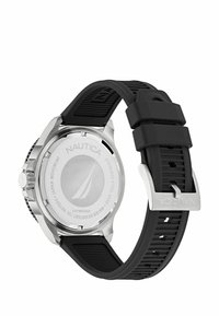 Orologio con cinturino in gomma nera e cassa in acciaio inossidabile argentato, dotato di fondello in vetro e dettagli testurizzati. Include il logo Nautica sulla fibbia.