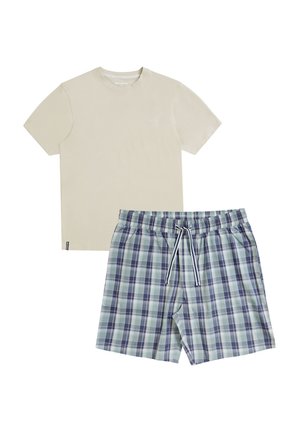 Beige katoenen t-shirt met korte mouwen, gecombineerd met blauw-groene geruite zwembroek met elastische tailleband en trekkoord.