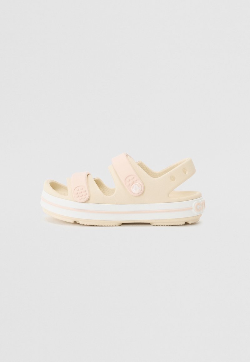 Chanclas de goma beige con dos correas ajustables en rosa claro, que presentan una suela con agarre estampada y una banda de acento blanca.