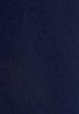 Námornícky modrá textúrovaná látka s zvrásneným vzhľadom, vyrobená z jemného textilného materiálu, s jemnými tónovými variáciami.