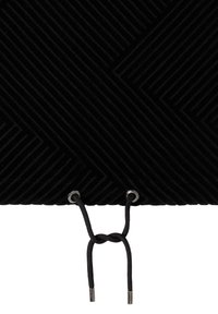 Tejido de ribete negro con un patrón de espiga. Presenta un cordón con puntas metálicas y ojales para el cierre. Textura suave.