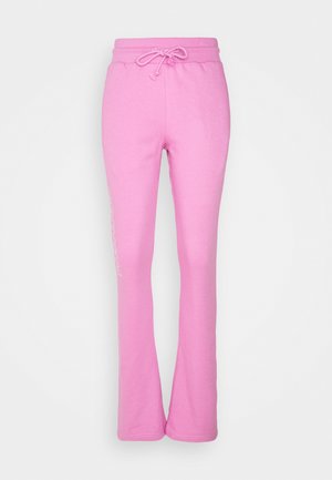 Pantaloni da jogging rosa con cintura regolabile, gambe svasate e una stampa grafica sottile sul lato. Realizzati in morbido cotone.
