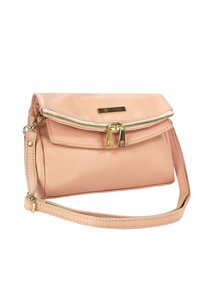 Roze leren handtas met een textuur aan het oppervlak, gouden beslag, ritssluiting en een afneembare riem. Voorzien van een voorvak met klep.