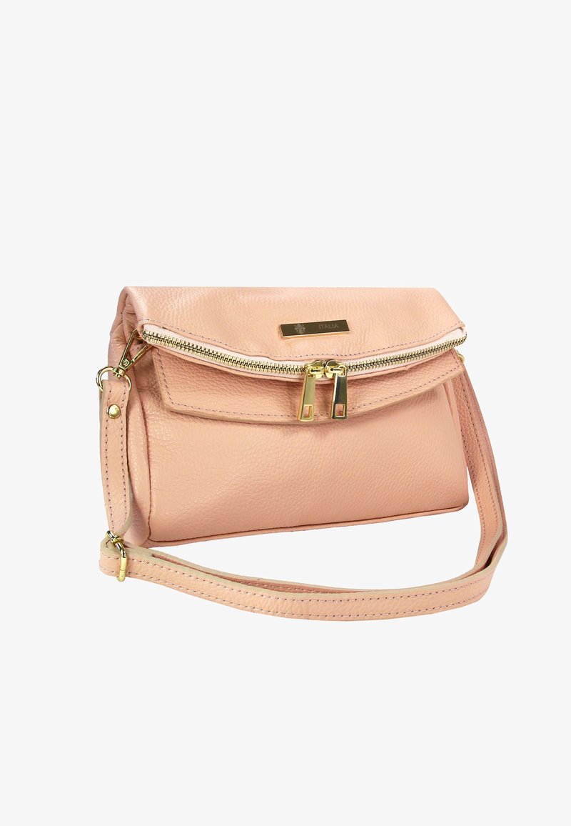 Roze leren handtas met een textuur aan het oppervlak, gouden beslag, ritssluiting en een afneembare riem. Voorzien van een voorvak met klep.