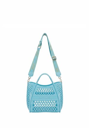 Borsa a mano azzurro chiaro stile rete con manici corti e tracolla lunga regolabile con parti metalliche dorate e dettagli di testo sottili.