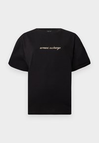 Μαύρο κοντομάνικο t-shirt με κεντημένο το «armani exchange» σε μπεζ γραμματοσειρά καλλιγραφικού τύπου, στο κέντρο του στήθους.
