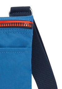 Borsa in nylon blu con una cerniera arancione a contrasto, caratterizzata da una superficie testurizzata, una tracolla regolabile blu navy e una tasca frontale per lo stoccaggio.