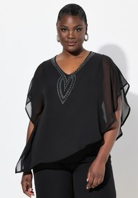 Schwarze Chiffonbluse mit V-Ausschnitt, versehen mit silberner Perlenstickerei im Blattmuster und Umhangärmeln. Glatte Textur und lockere Passform.