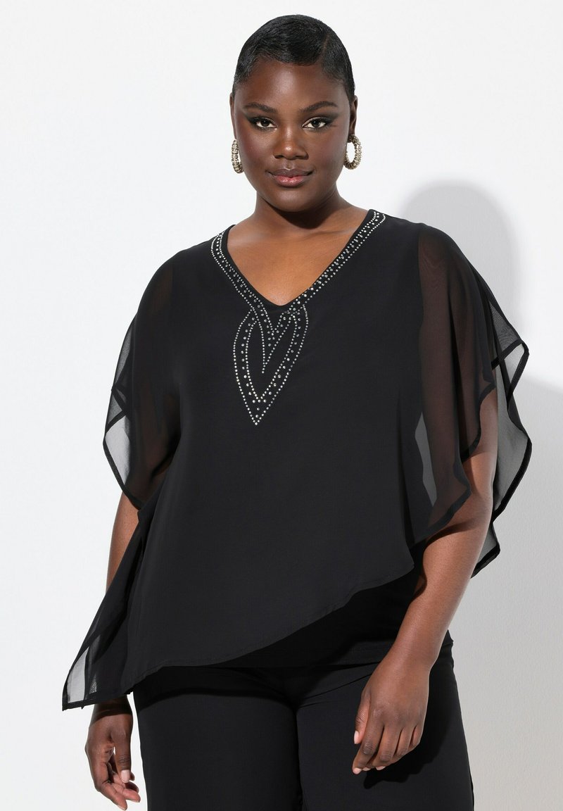Schwarze Chiffonbluse mit V-Ausschnitt, versehen mit silberner Perlenstickerei im Blattmuster und Umhangärmeln. Glatte Textur und lockere Passform.