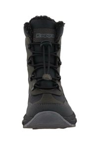 Bota impermeable negra con un acabado texturizado, que presenta un cuello forrado de piel, punta reforzada y un sistema de cordones resistente.